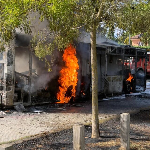Un incendi a un autobús de línia manté tancada l'Av. Bilbao de Sant Cugat