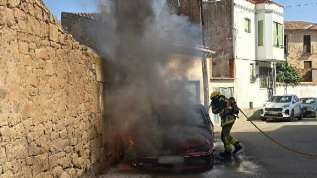 Incendi d'un vehicle que cremava a l'exterior a La Floresta