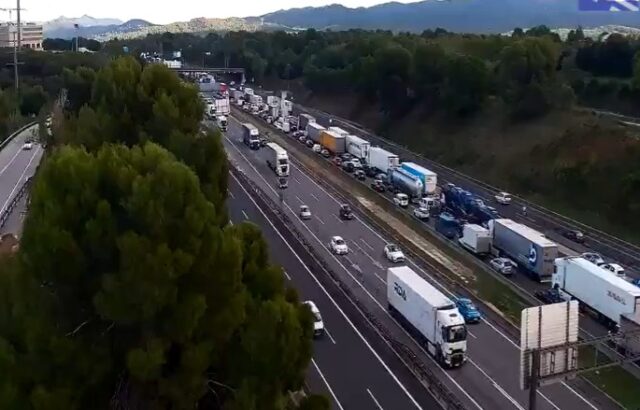 Aturades de 8 km a l'AP-7 entre el Papiol i Sant Cugat del Vallès en sentit nord