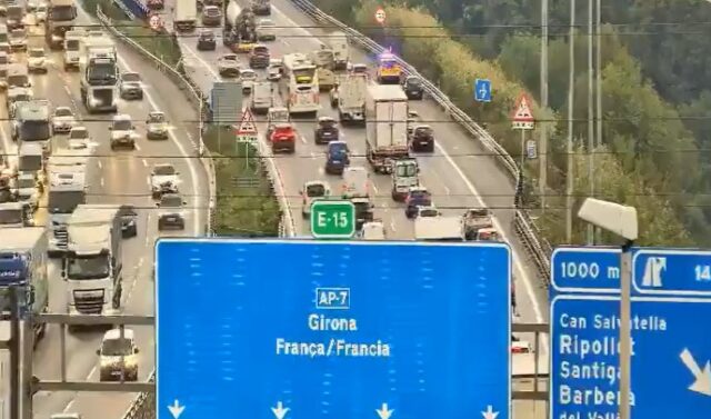 Un vehicle al voral de l'AP-7 a Barberà del Vallès en sentit Girona que provoca 4 km de lentitud
